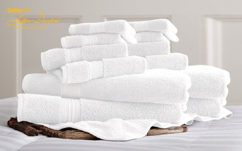 Khăn mặt & khăn tay khách sạn: chọn size, chất liệu và định lượng thế nào? 2 Khăn khách sạn dày hơn để so size, độ mềm và khả năng hút nước giữa các mức GSM