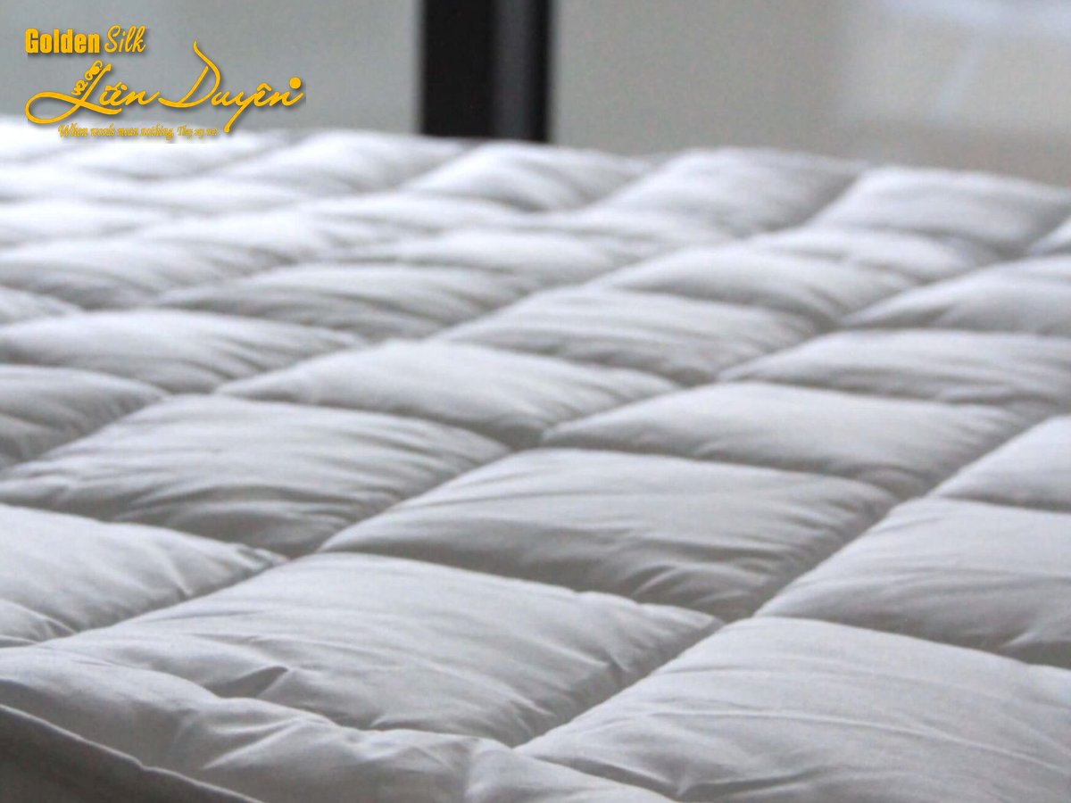 Bề mặt topper microfiber chần ô giúp phân bố lớp bông đều